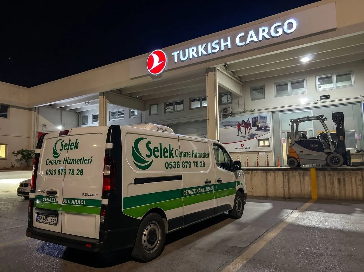 Selek Cenaze Hizmetleri aracı İzmir hava kargo terminalinde